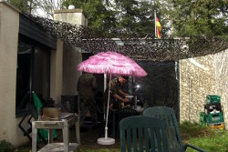 Tarnnetze und der rosafarbene Sonnenschirm: als Außendekoration immer mit dabei